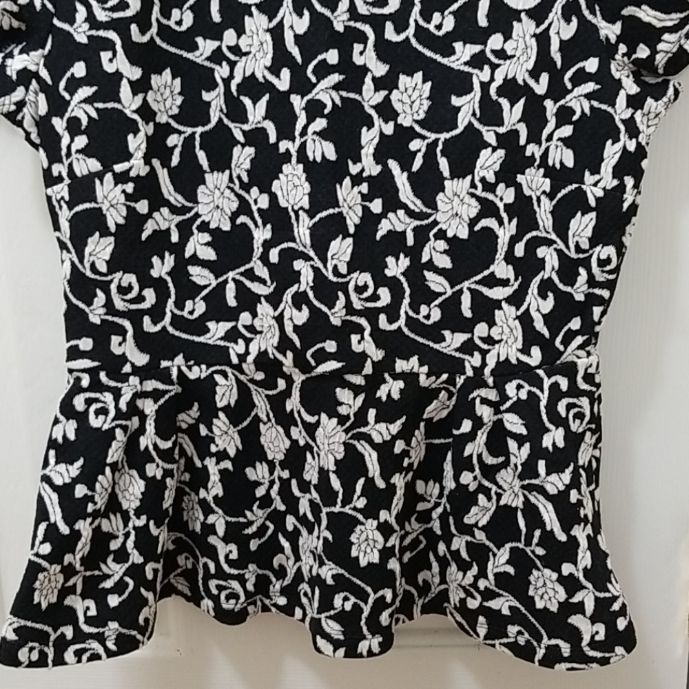 3/$6 Forever 21 black and white shirt sz S - Picture 4 of 6